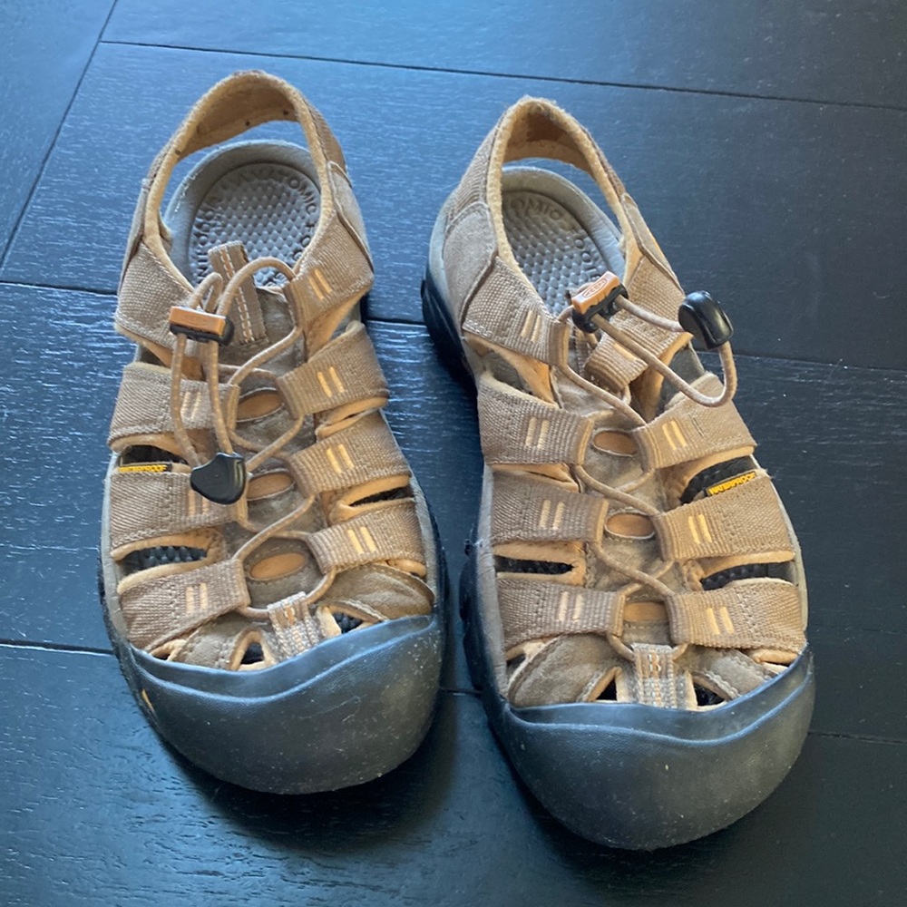 Keen 011213 Waterproof Sandals. Men’s size 9. Tan